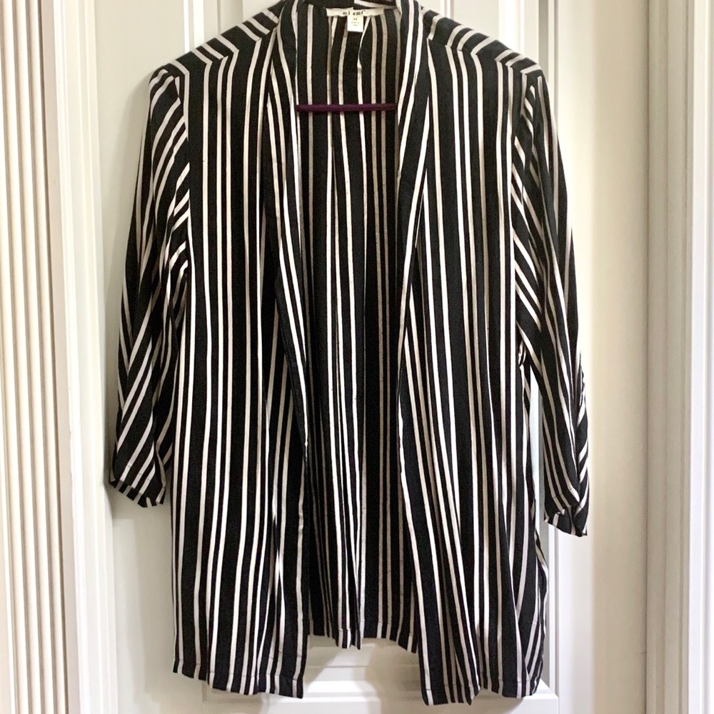 Medium jacket with quarter length sleeves